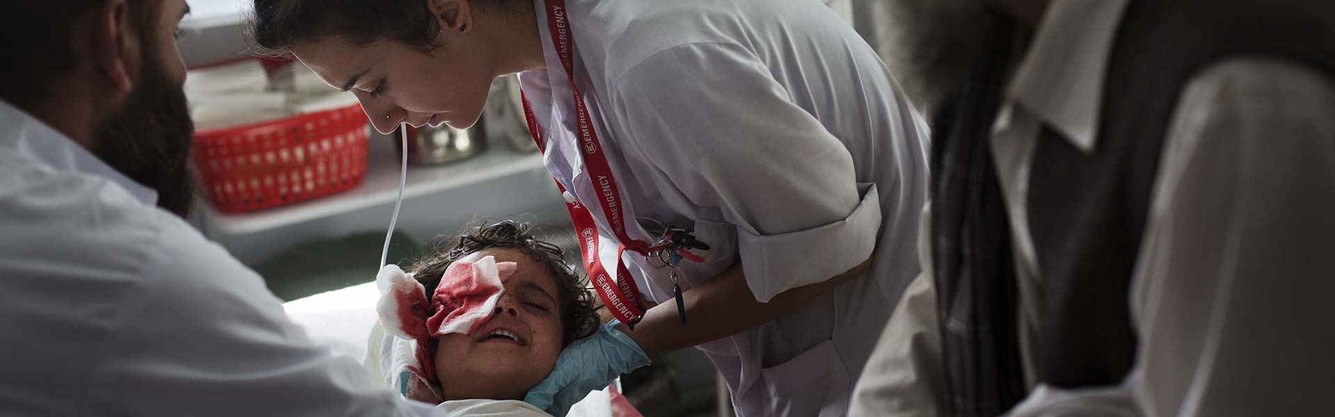 Tijana, infermiera di EMERGENCY, cura un bambino ferito nel pronto soccorso dell'ospedale di EMERGENCY a Kabul