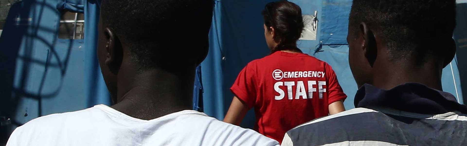 Staff di EMERGENCY al lavoro al porto di Augusta