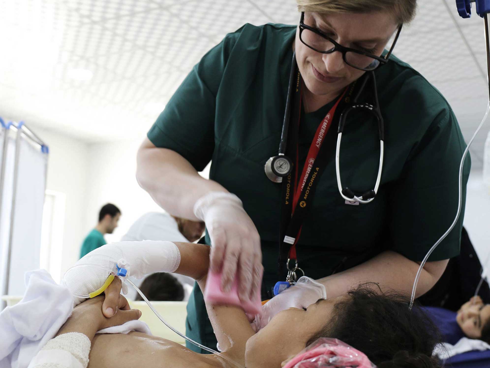 Un'infermiera di EMERGENCY si prende cura di Fatima, una bambina ricoverata nell'Emergency Hospital di Erbil, Iraq