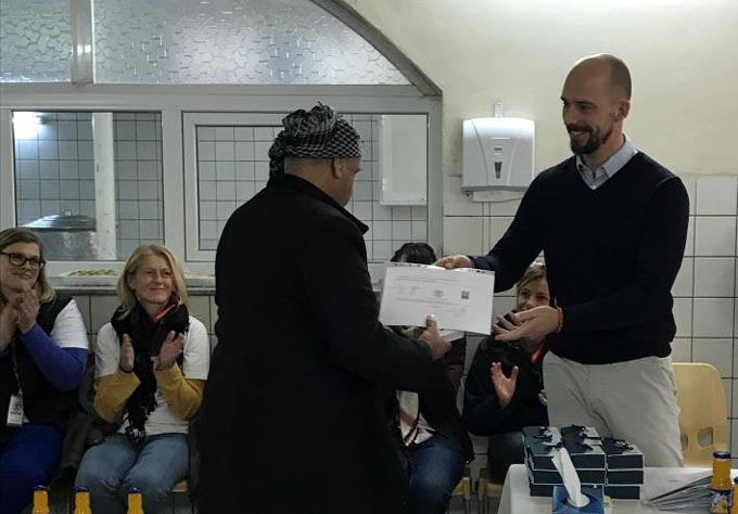 Giacomo, coordinatore di EMERGENCY in Iraq, consegna il diploma a uno dei partecipanti a nostri corsi di formazione professionale per disabili