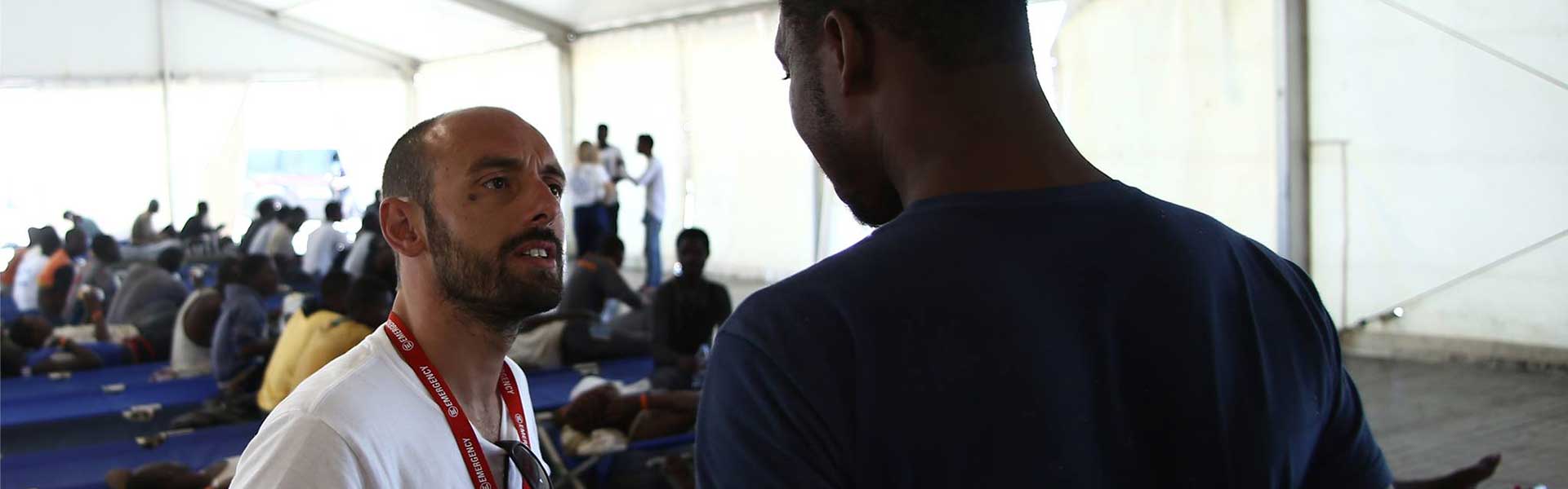 Fabrizio, psicologo di EMERGENCY in Sicilia, parla con un migrante