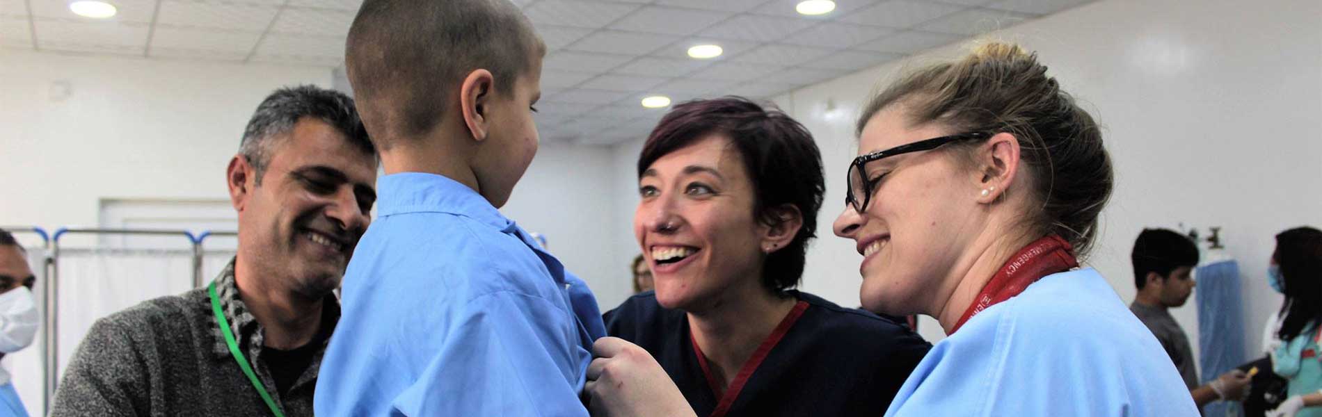 Nell'Emergency Hospital di Erbil, lo staff di EMERGENCY, un piccolo paziente e suo padre condividono un momento di gioia