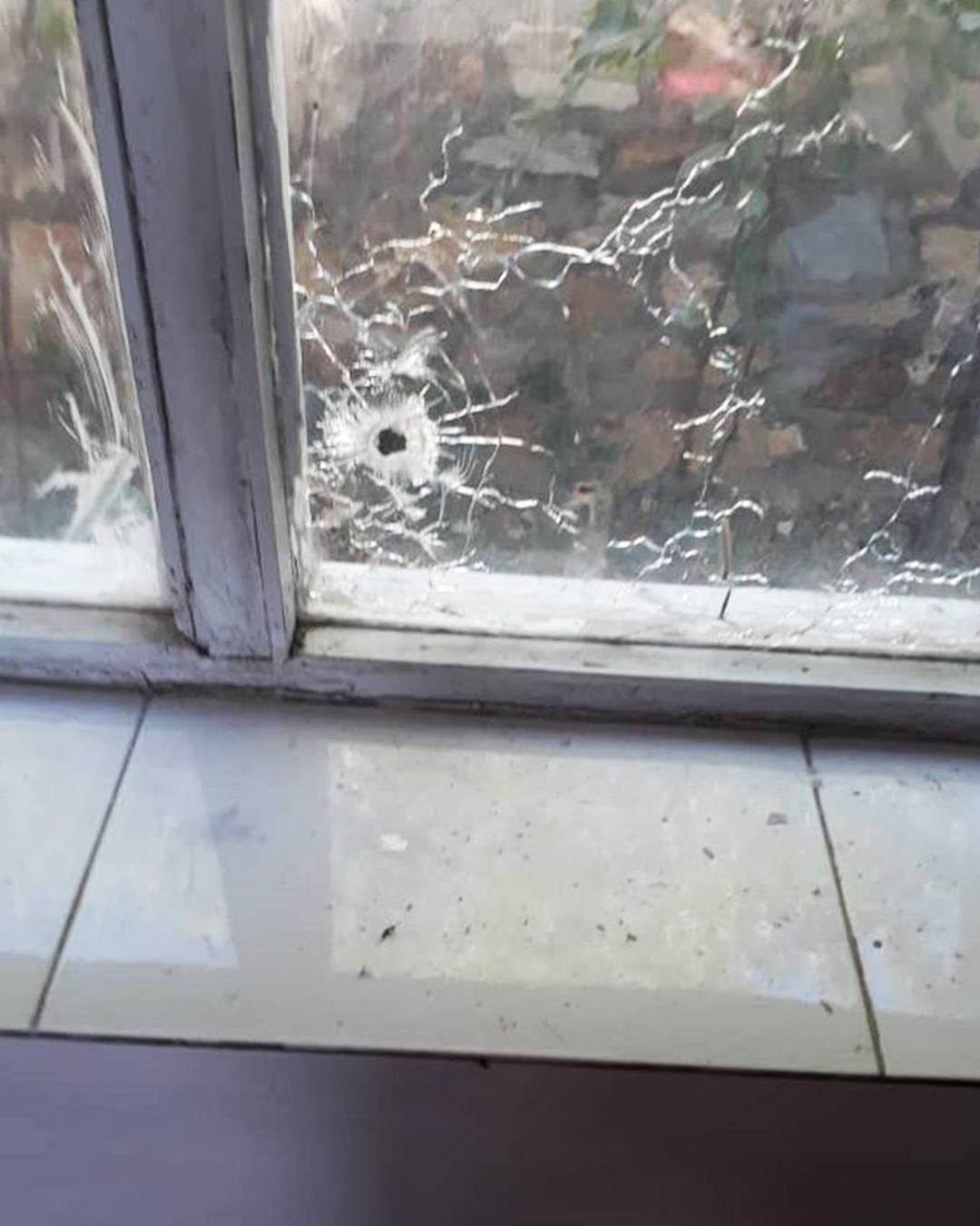 Schegge provenienti da ordigni esplosivi e proiettili hanno colpito il Posto di primo soccorso