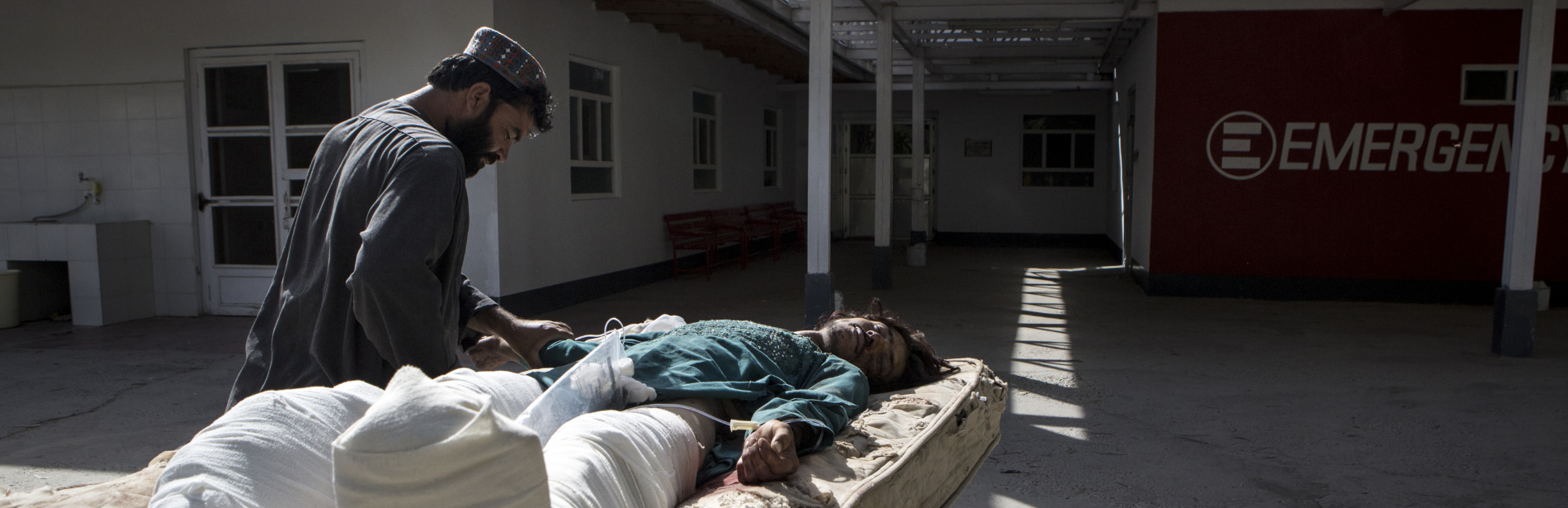 Un ferito trasportato all'ospedale EMERGENCY di Kabul