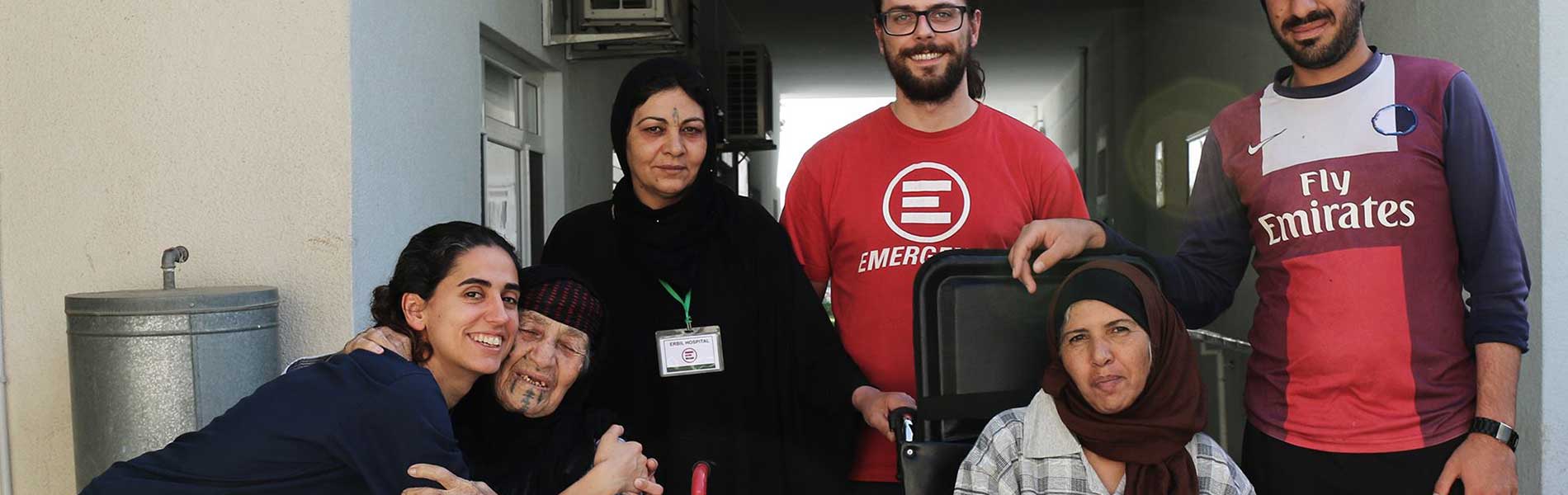 Foto di gruppo con Rebheca. paziente dell'Emergency Hospital di Erbil, in Iraq