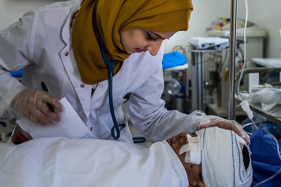 Erbil, Iraq: an EMERGENCY local woman doctor takes care of a war-wounded child