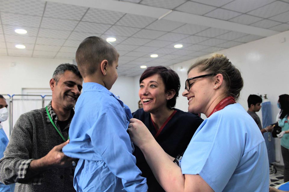 Nell'Emergency Hospital di Erbil, lo staff di EMERGENCY, un piccolo paziente e suo padre condividono un momento di gioia