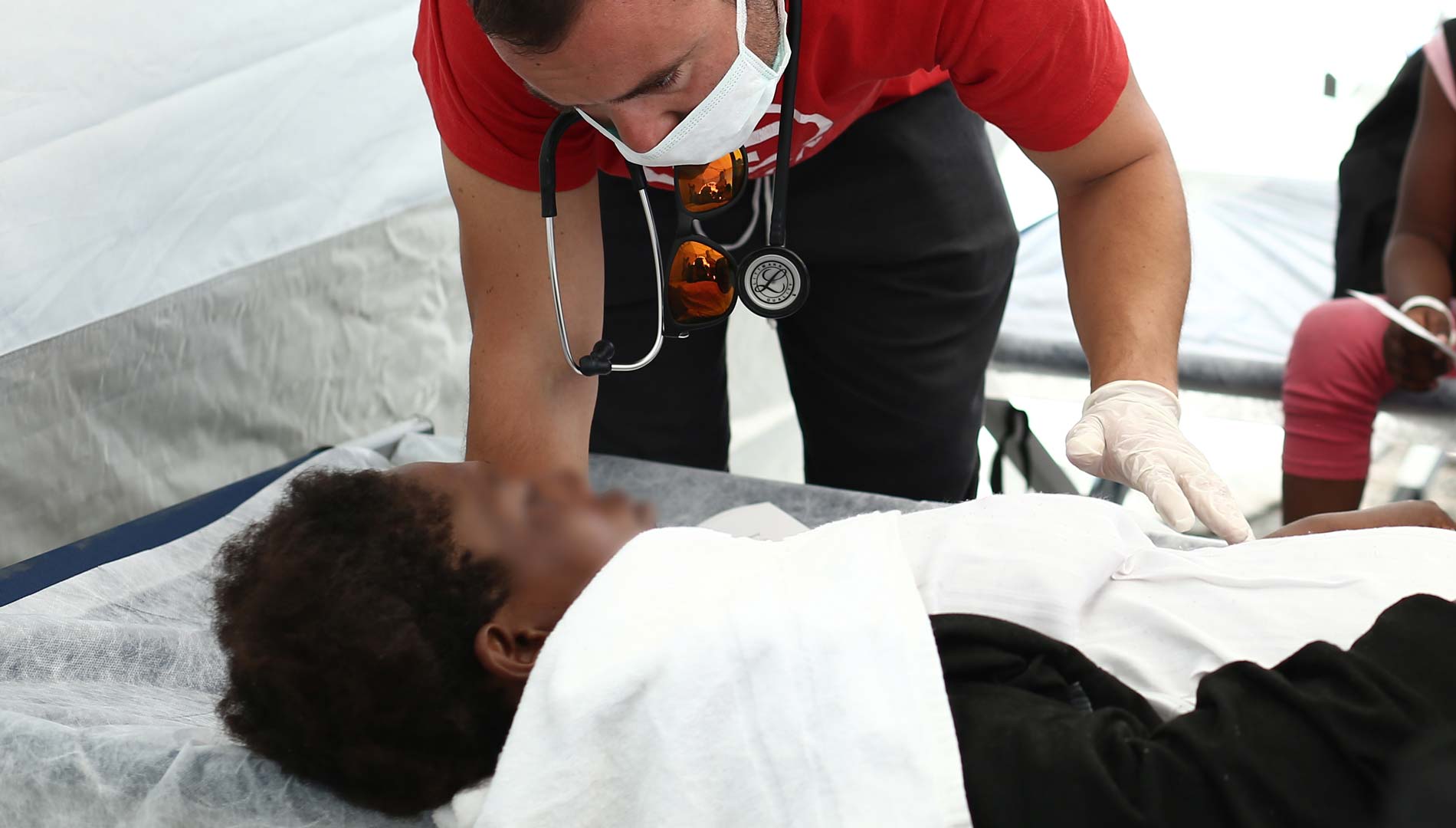 Un medico di EMERGENCY assiste una migramte appena sbarcata in Sicilia