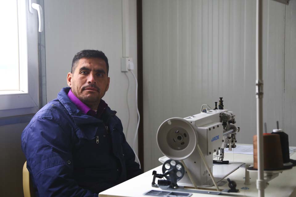Uno dei partecipanti al corso di formazione professionale in sartoria per disabili organizzati da EMERGENCY in Iraq