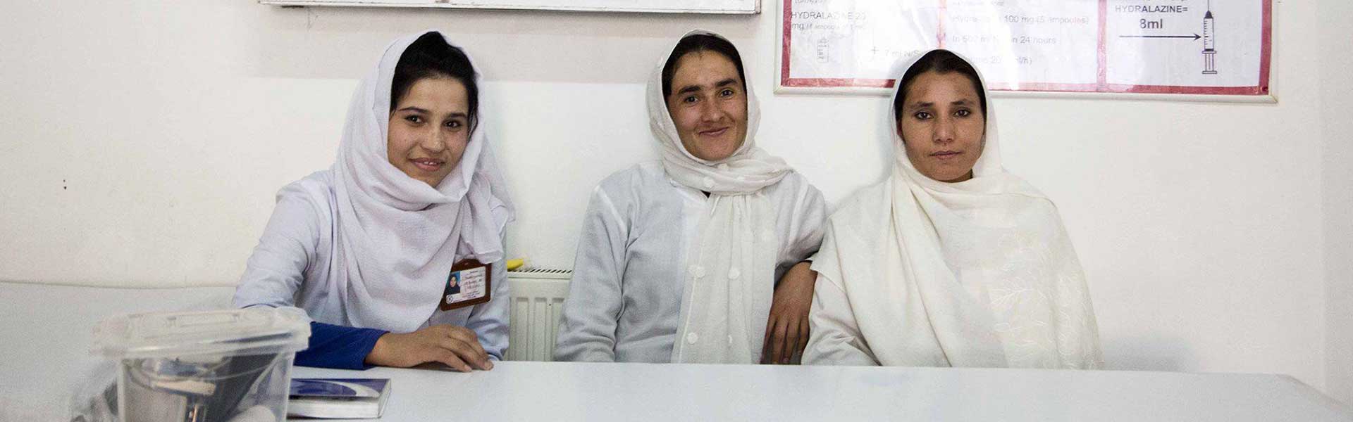 Tre donne dello staff del Centro di maternita' di EMERGENCY ad Anabah, in Afghanistan