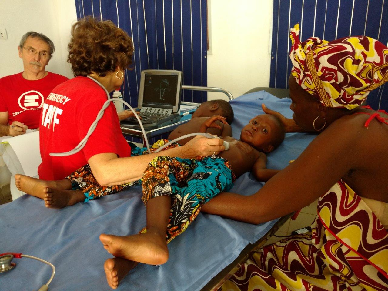 Bienheureux e Sacerdosse durante la visita cardiologica nel Centro pediatrico di Bangui