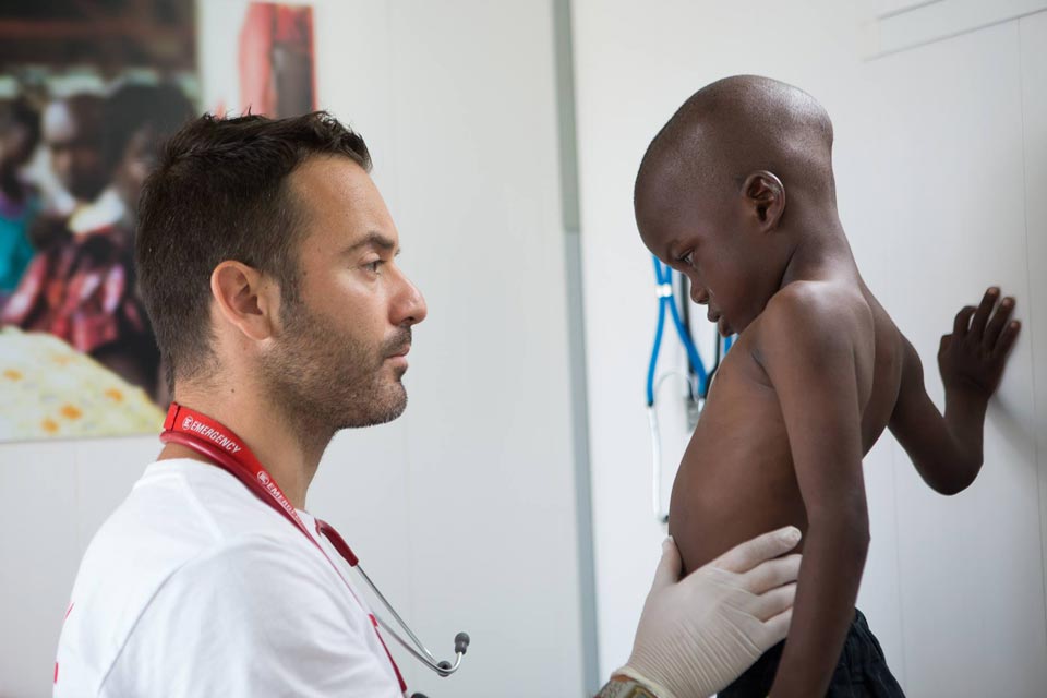 Luca, EMERGENCY doctor in Sicily, visita a child