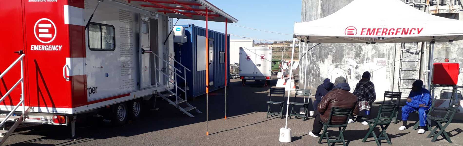 Al Porto di Augusta, pazienti aspettano il loro turno per essere visitati dallo staff di EMERGENCY