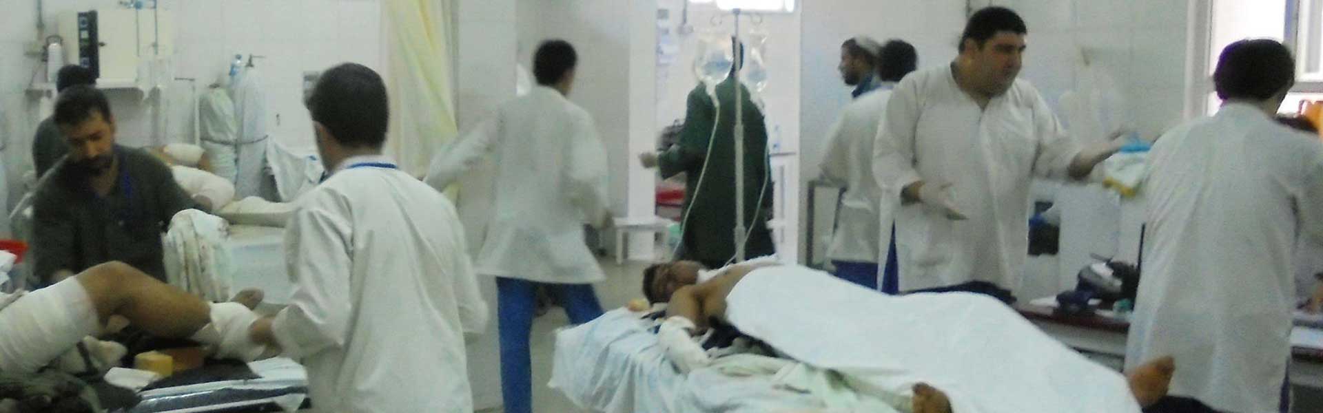 Nel Pronto soccorso dell'ospedale di Lashkar-gah, medici e infermieri si prendono cura dei feriti