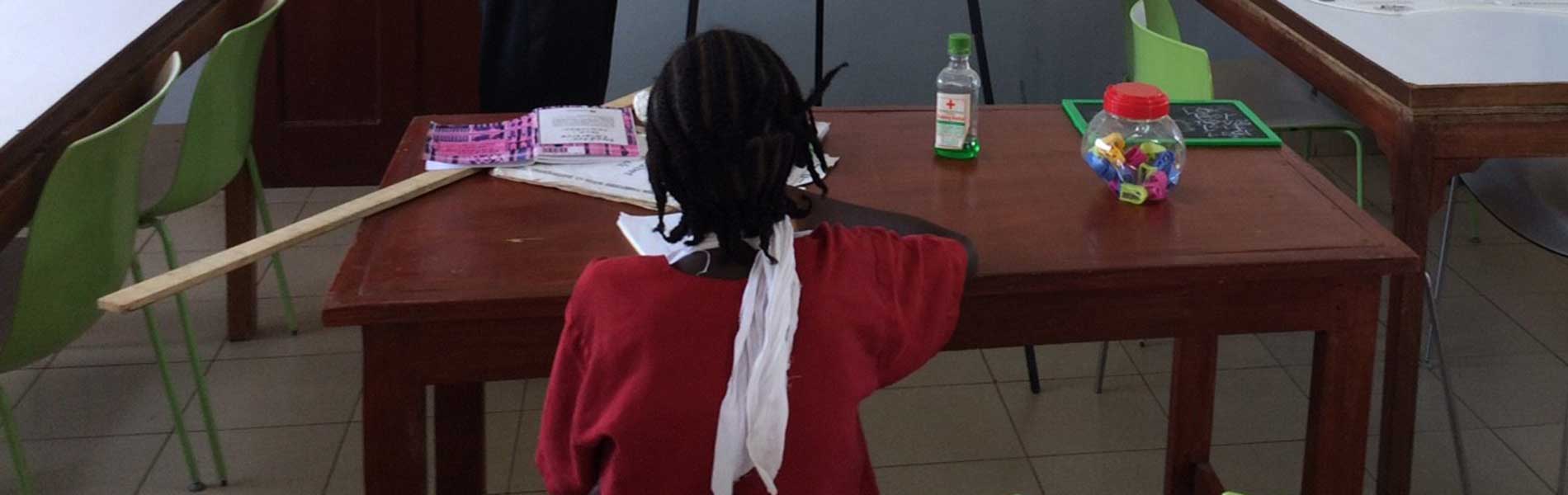 Nell'aula scuola dell'ospedale, una bambina ricoverata ascolta la lezione