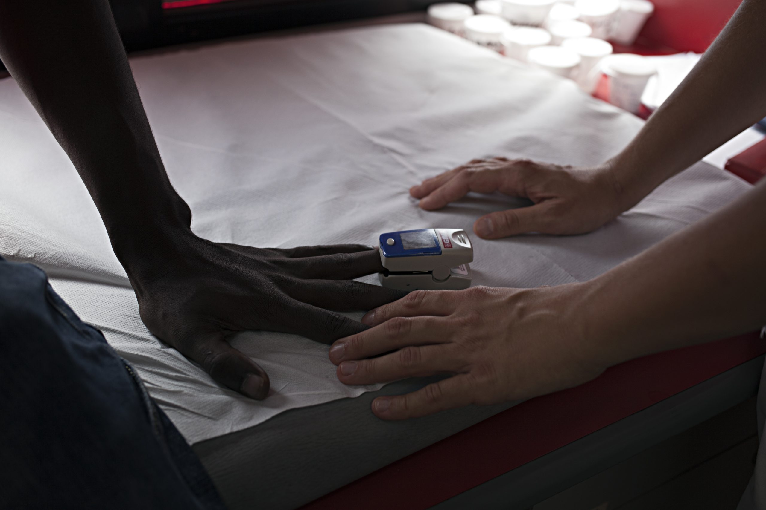 Le mani di un paziente e di un medico EMRGENCY durante una visita