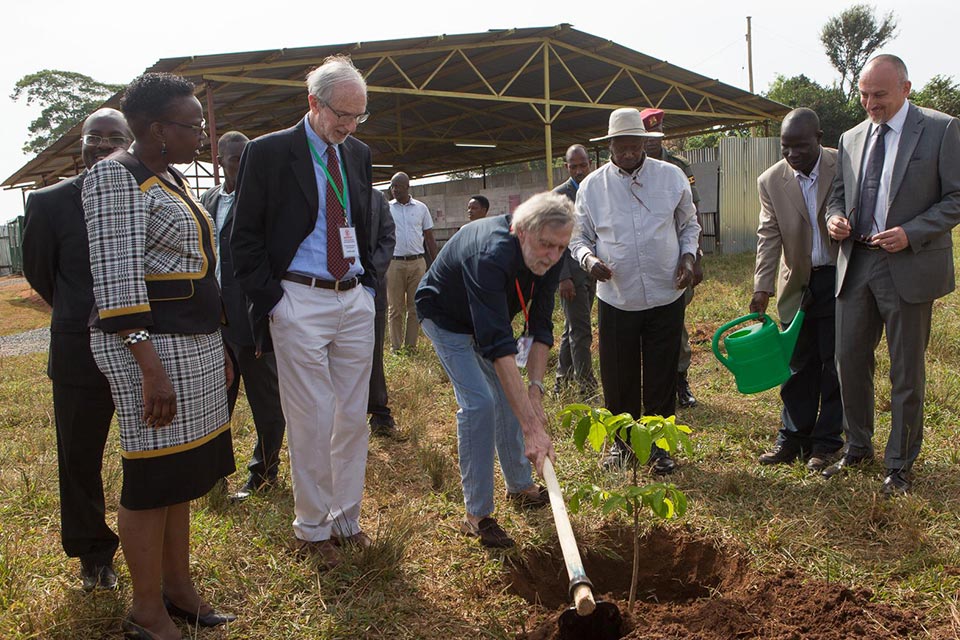 In Entebbe, Uganda, Gino Strada and Renzo Piano start the construction works of the new EMERGENCY Centre for Paediatric Surgery