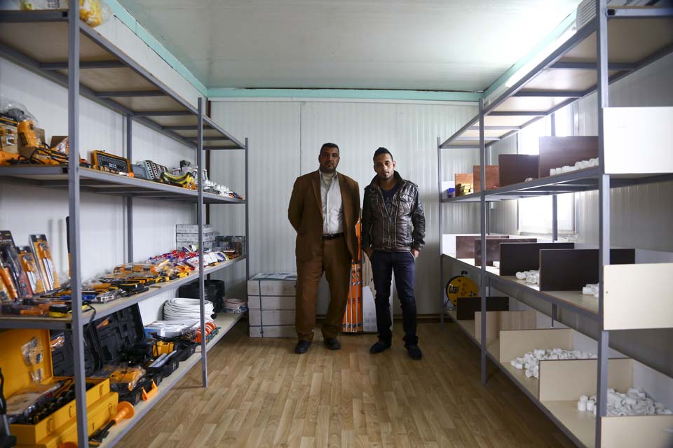 Due dei partecipanti a uno dei corsi di formazione professionale per disabili organizzati da EMERGENCY in Iraq