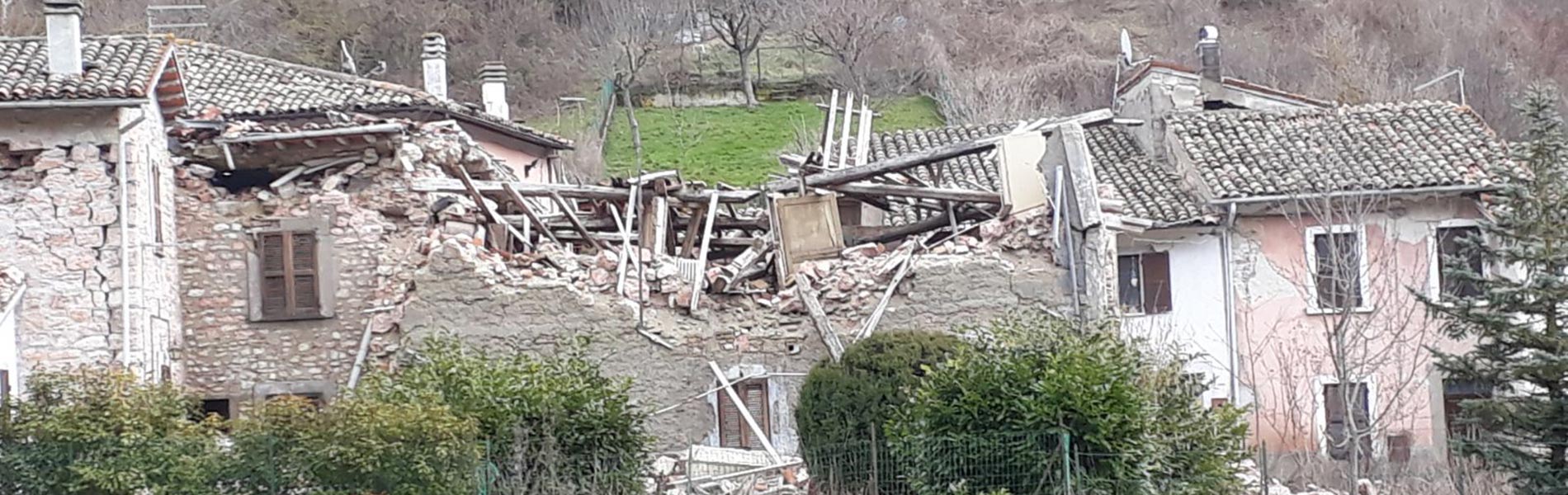 Un edificio distrutto dal terremoto a Visso (MC)
