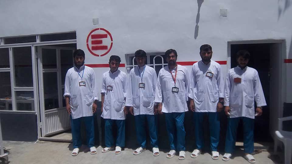 Lo staff afgano del Posto di primo soccorso di Shoraki