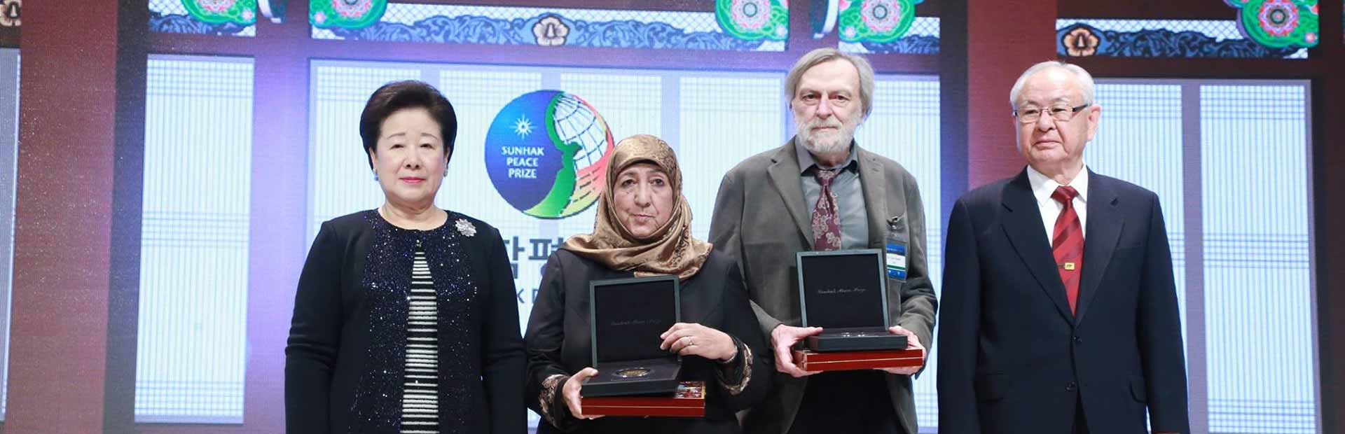 Gino Strada ritira il Premio Sunhak Peace 2017 a Seul, Corea