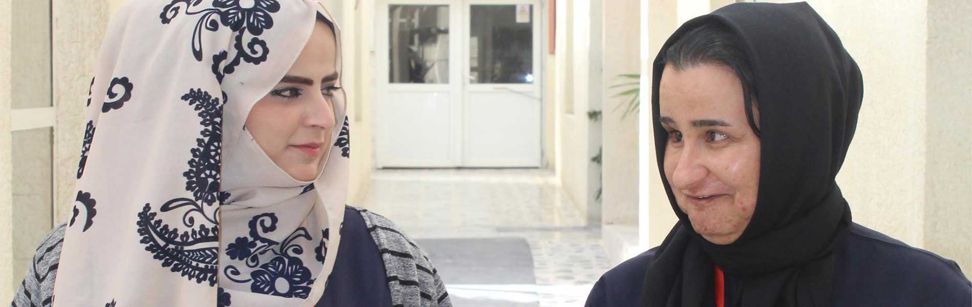 Shino e una ragazza dello staff locale nel Centro di riabilitazione e reintegrazione sociale di Sulaimaniya, in Iraq