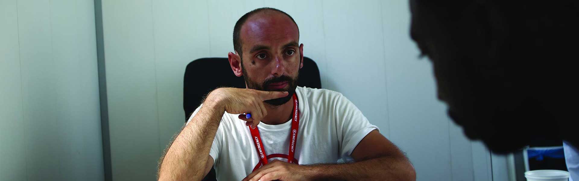 Fabrizio, psicologo di EMERGENCY in Sicilia, parla con un paziente