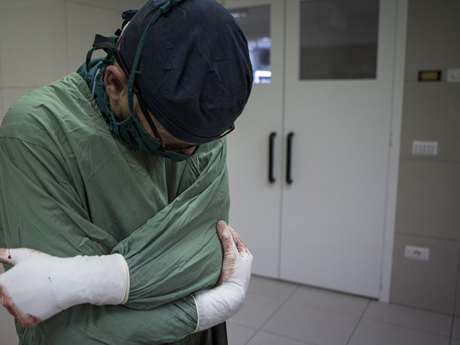 Chirurgo esce dalla sala operatoria del Centro chirurgico di EMERGENCY a Lashkar-gah in Afghanistan