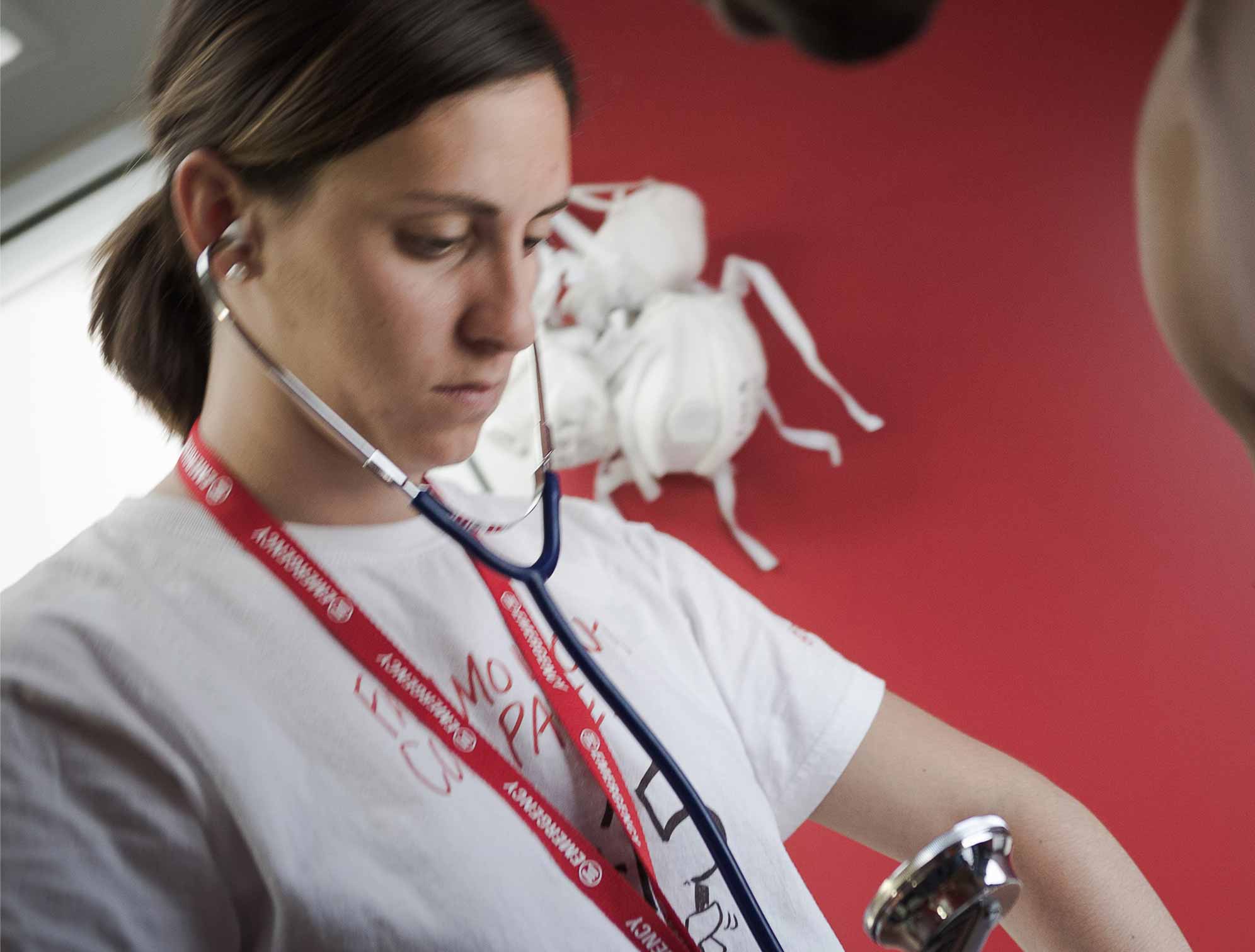 Giulia, infermiera di EMERGENCY al lavoro agli sbarchi in Sicilia