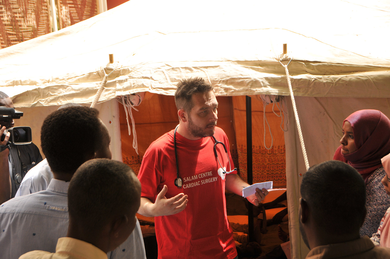 Staff di EMERGENCY durante la formazione sulle mass casualty per i medici e infermieri sudanesi