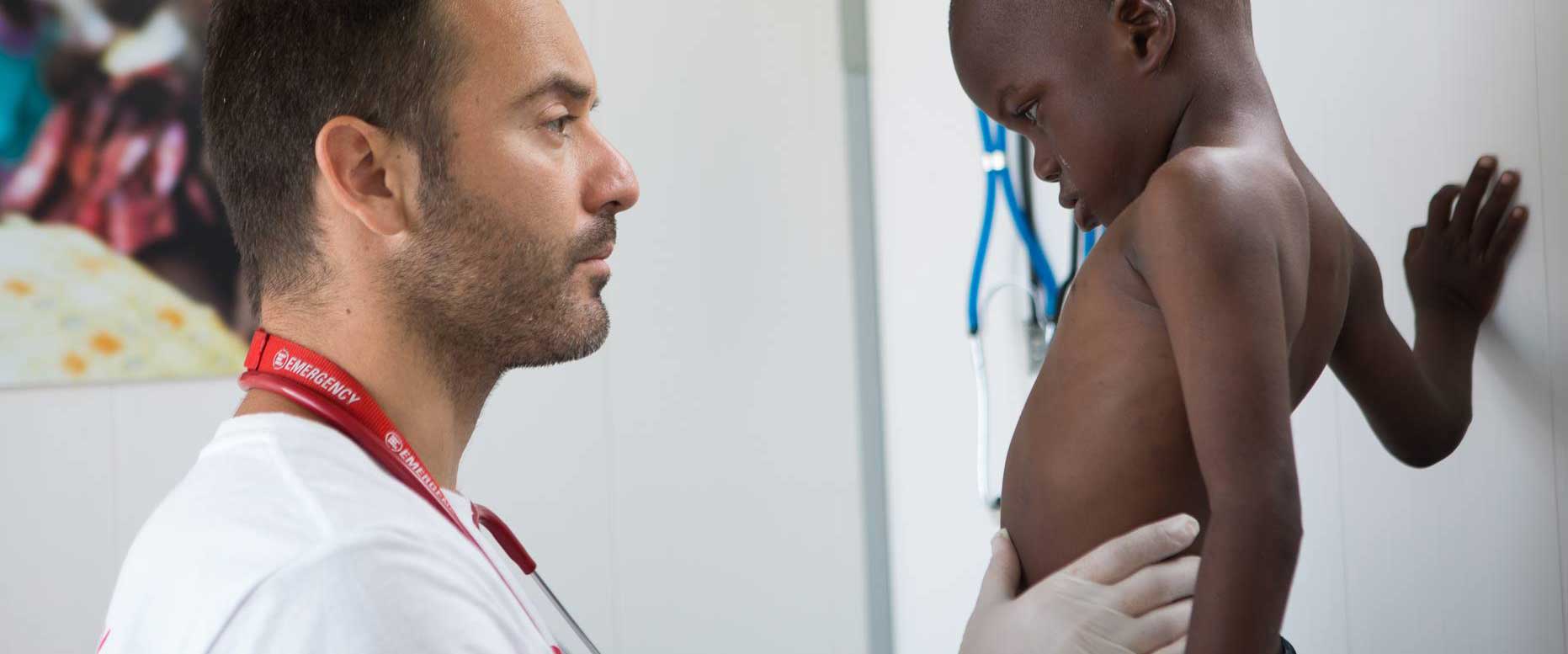 Luca, medico di EMERGENCY agli sbarchi in Sicilia, visita un bambino