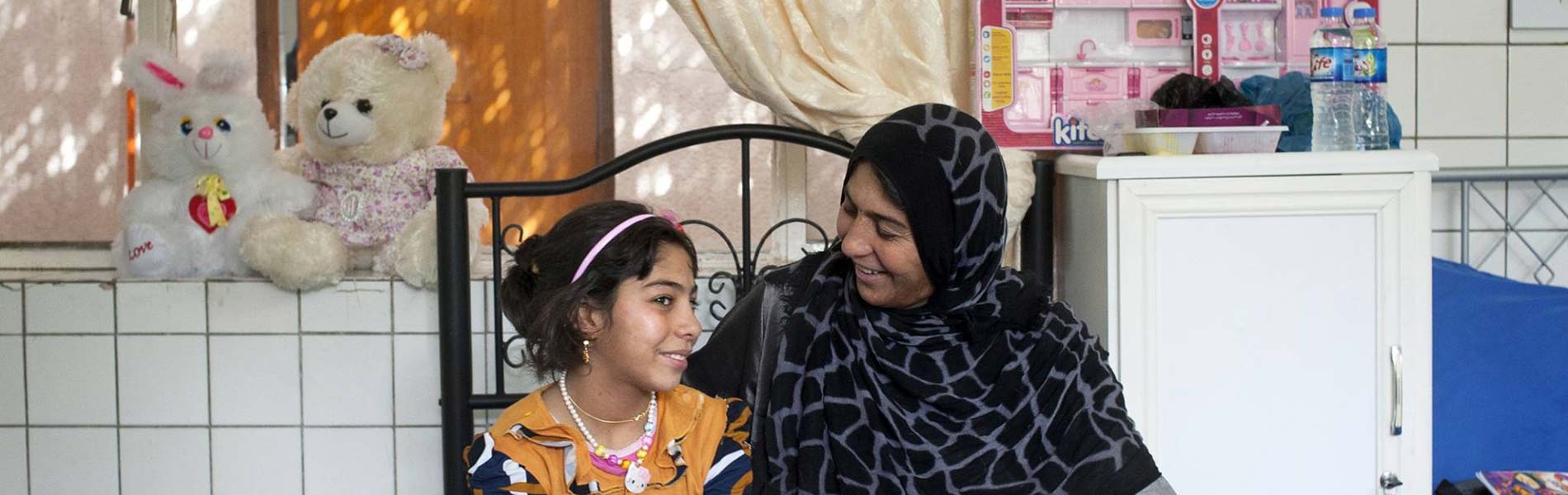 Ahlam e sua madre sul letto di ospedale della bambina